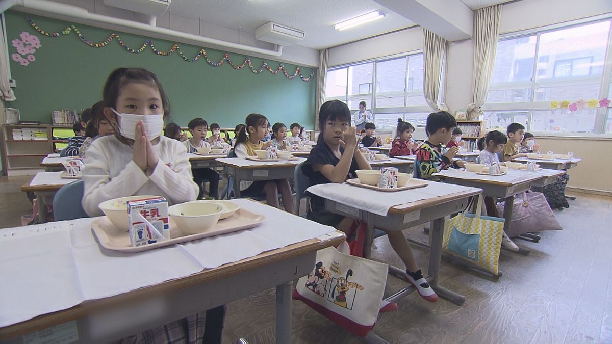 新入学児童の初めての給食！6年生と保育学ぶ学生がサポート