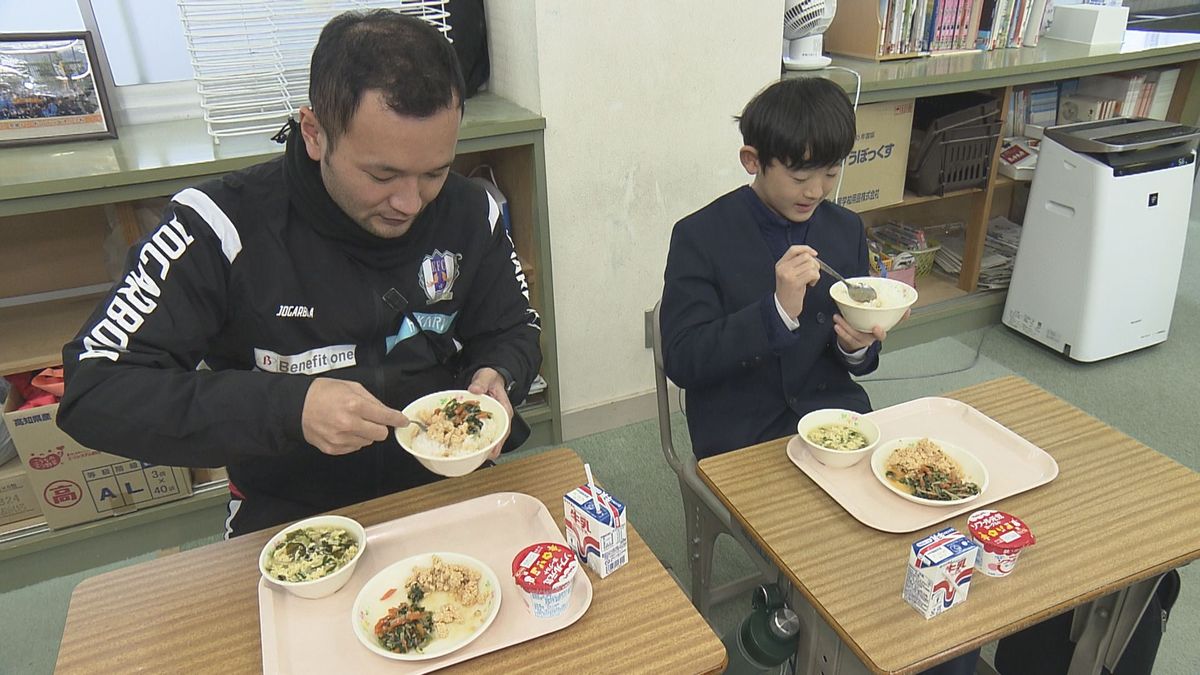 選手たちを“食”で応援！小中学生がサッカー選手と「愛媛FC給食」考案