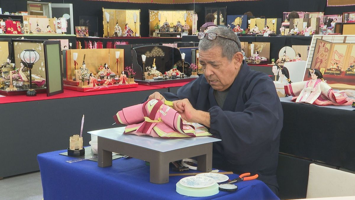 手描き京友禅や伝統技法で華やかに 京都のひな人形作家が着付けの実演【愛媛】