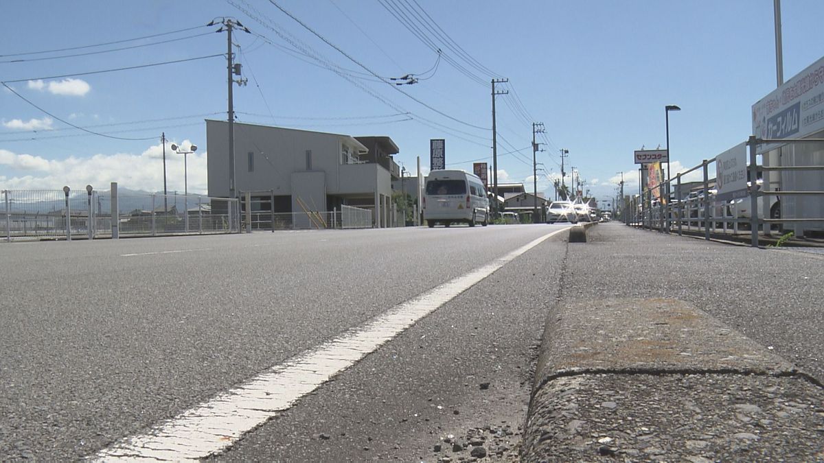 自転車で道路を横断していた83歳男性が軽トラックにはねられ死亡