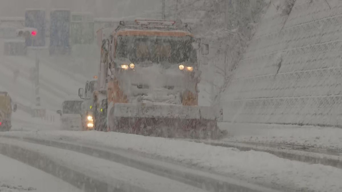 大雪で大渋滞…スリップ事故も発生 新聞配達や物流にも影響 引き続き大雪注意【愛媛】