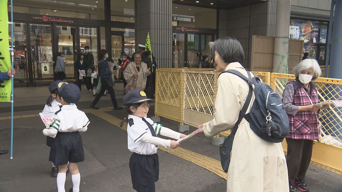 「ジュニア交通安全隊アトム」の園児たちが通行人に交通安全呼びかけ