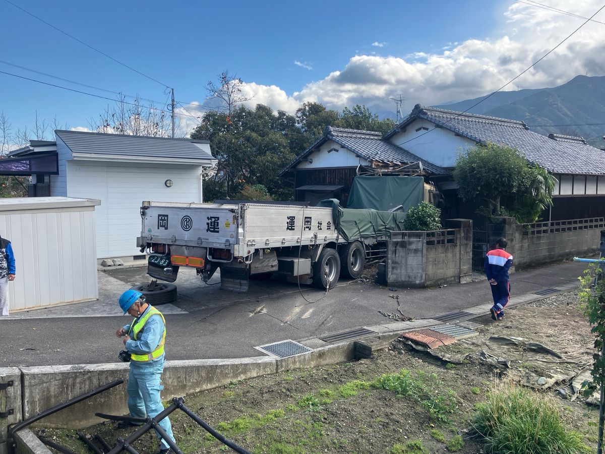 中央分離帯を越え…大型トラックが民家に突っ込む【愛媛】