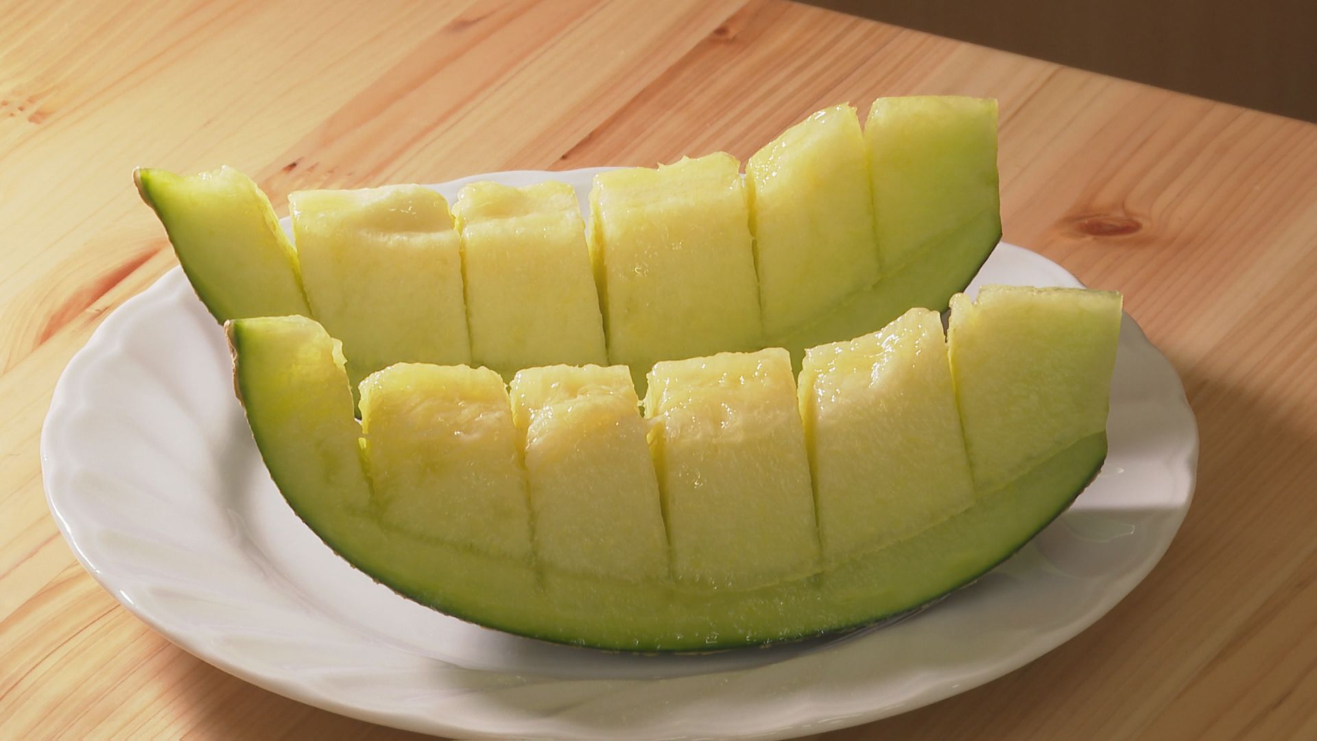 販売開始前から行列が！西条市のJA直売所で人気の「アムスメロン」販売