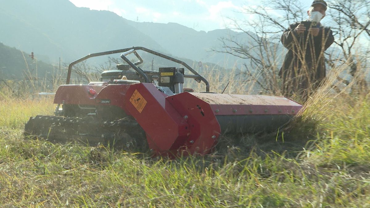 河川の除草作業が人出不足…愛媛県が「リモコン除草機」で省力化図る 県管理の河川は全国3番目の多さ