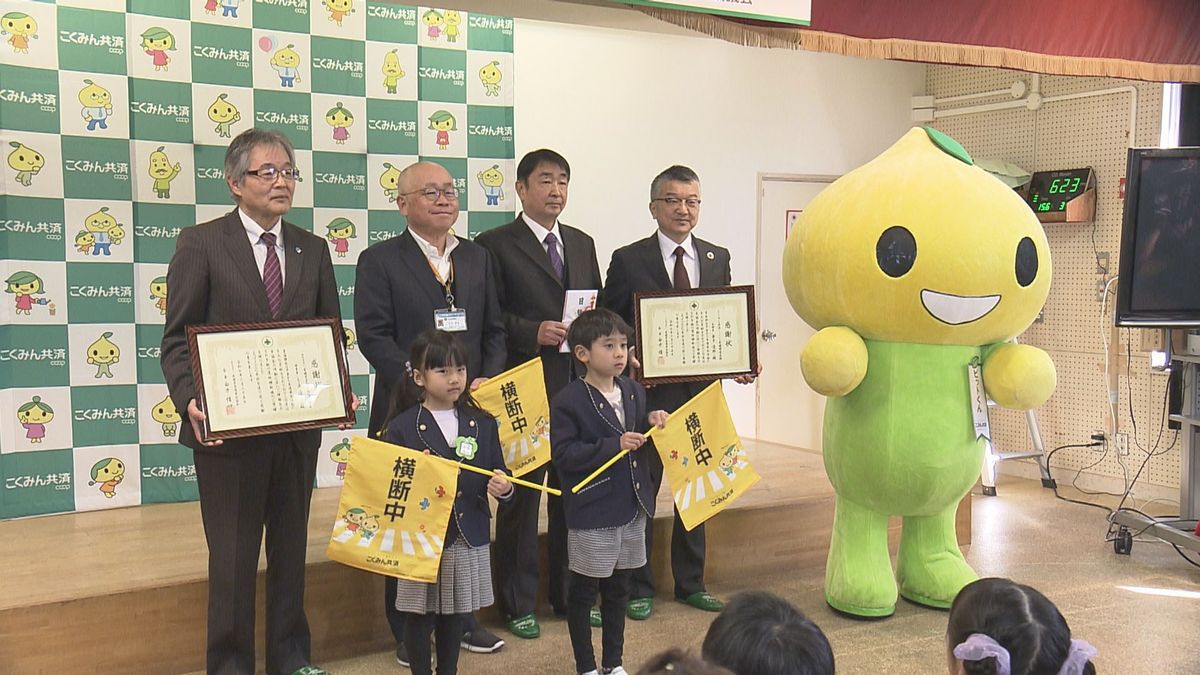 子どもたちを交通事故から守ろう「7才の交通安全プロジェクト」横断旗の贈呈式