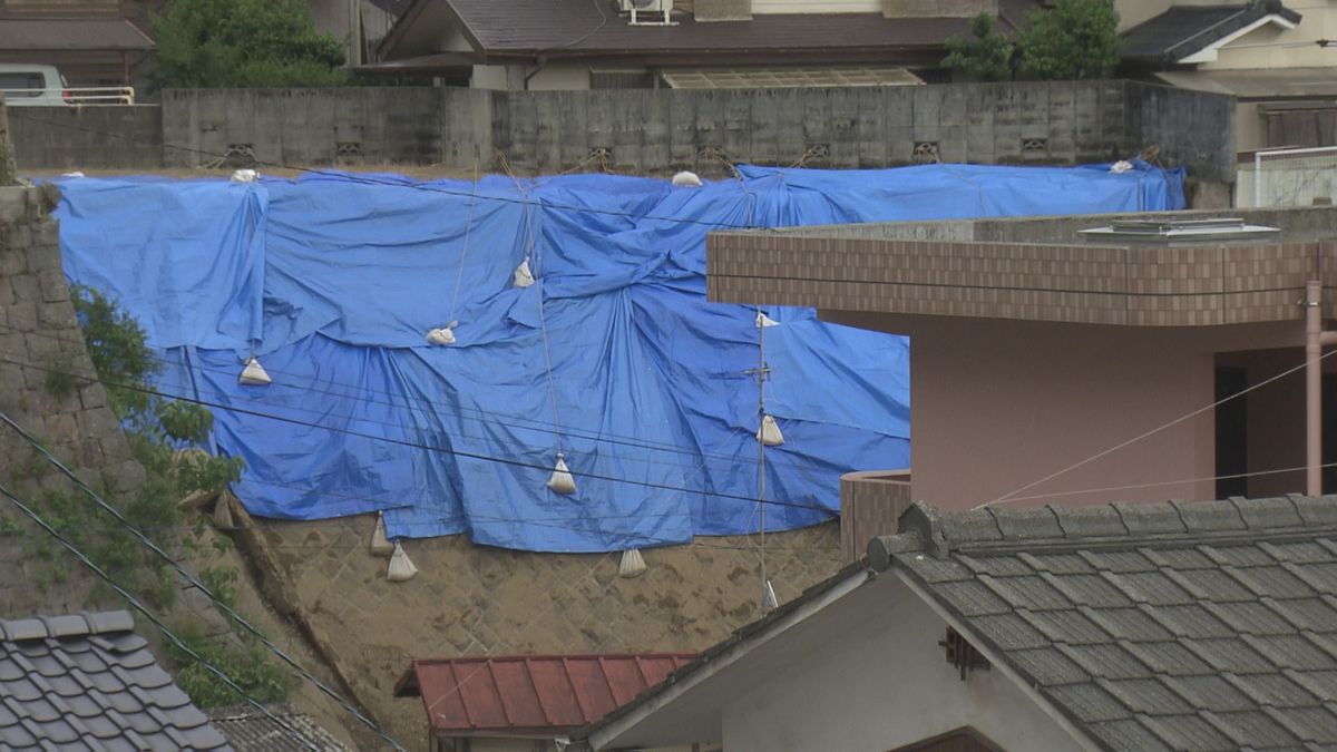 未明の松山市 民家のブロック塀と擁壁が崩落 流れこんだ土砂で住宅1棟が半壊【愛媛】
