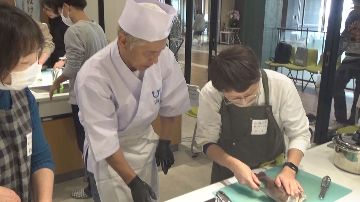 魚をさばき海の環境などについて学ぶ「日本さばける塾」ロンブー田村亮さんゲストに開催