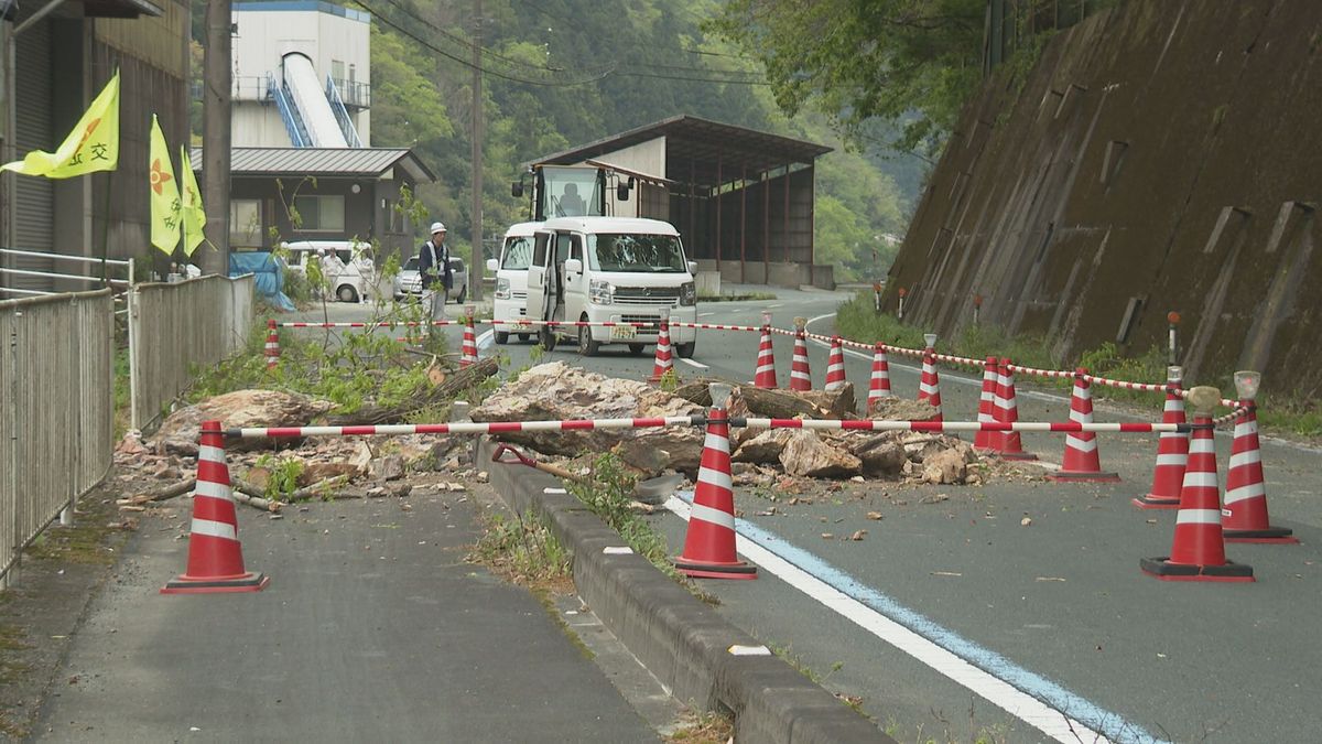 大洲市の国道197号で落石 迂回路も渋滞で通行制限