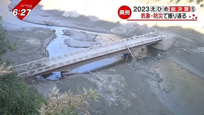 水不足の影響で普段は水に沈んでいる橋の全長が姿を現した