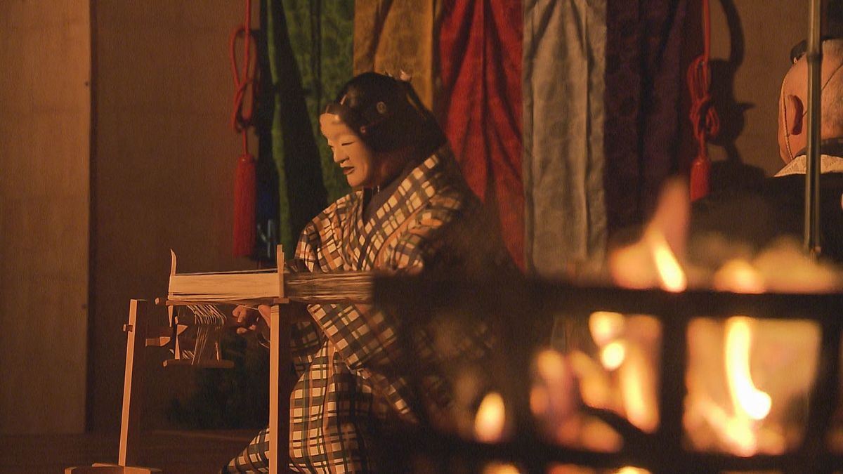 かがり火揺らめく幽玄の世界 松山城の石垣背景に「薪能」笛や鼓の音色響く