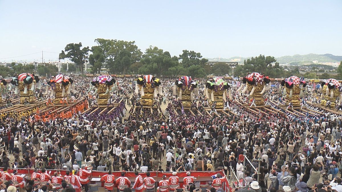 一列に並んだ太鼓台が一斉に頭上高く差し上げられた