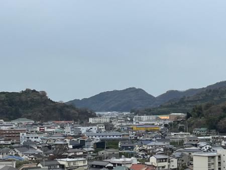 前田山の故郷、保内町は三方を山に囲まれ、一方向だけ海に開けている
