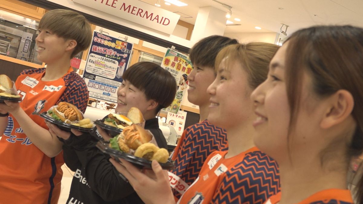 愛媛FCレディースの選手が開発！スーパーとのコラボバーガー発売