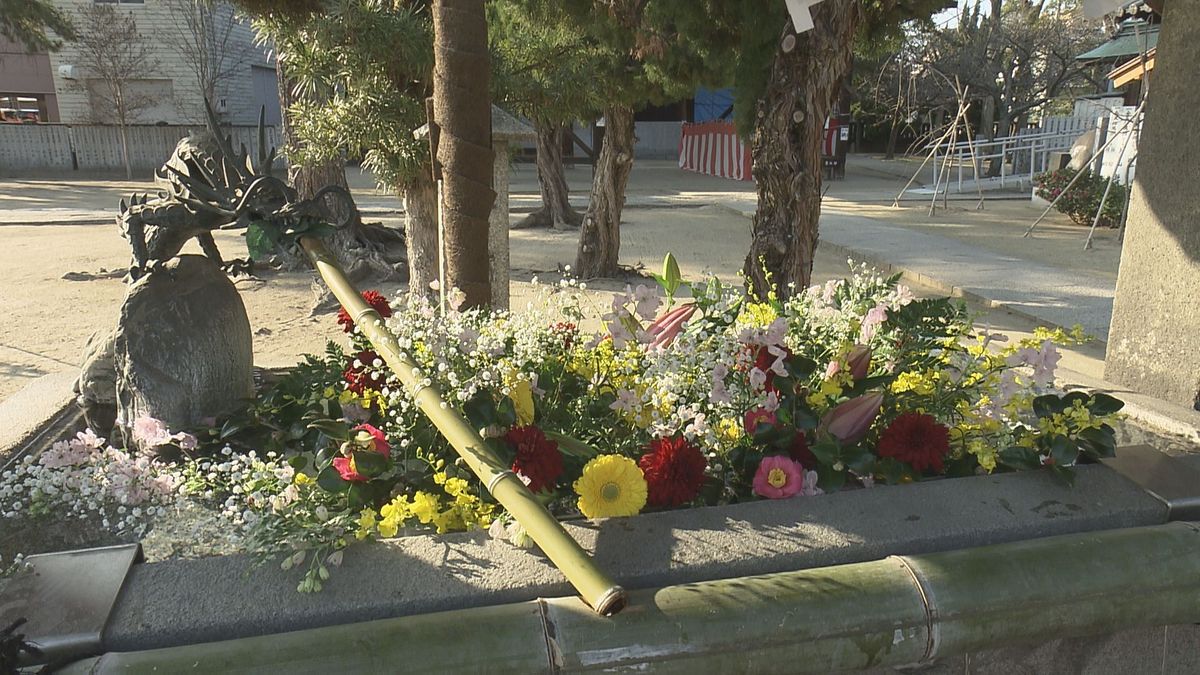 “春は目の前”見る人を華やかな気持ちに 高校生が手がけた「花手水」神社彩る