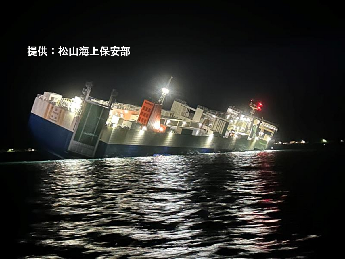 【速報】松山市の二神島沖合で自動車運搬船が座礁　乗組員ら全員救助され船は近くの島に曳航