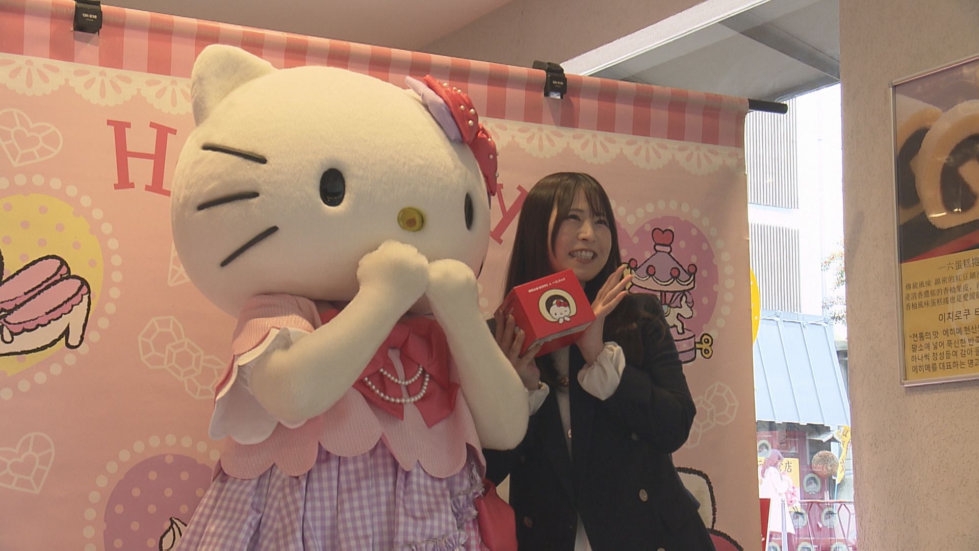 ハローキティが一六タルトとコラボ！年末商戦見据え 道後商店街で準備