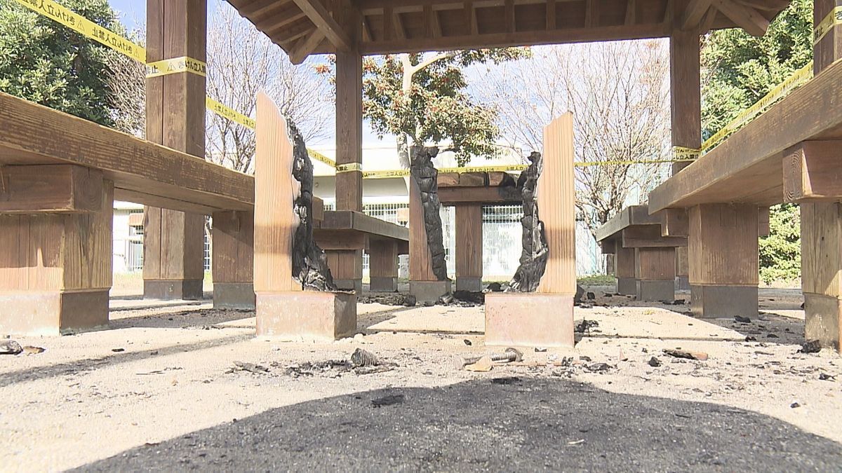 松山市の公園で木製の机がほぼ全焼　直近でも机が焼け焦げ…不審火とみて捜査 