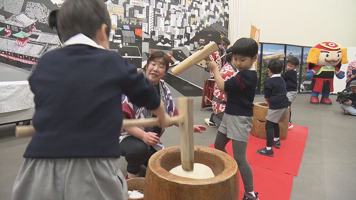 松山城「422歳おめでとう」地元園児が餅つきで築城開始日祝う【愛媛】