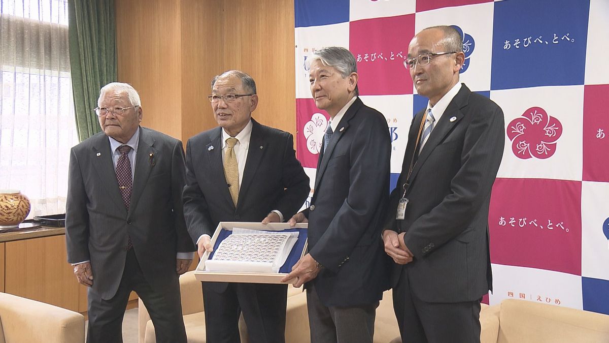 県立医療技術大学20周年 砥部町が「学章」デザインの砥部焼ピンバッジ贈呈