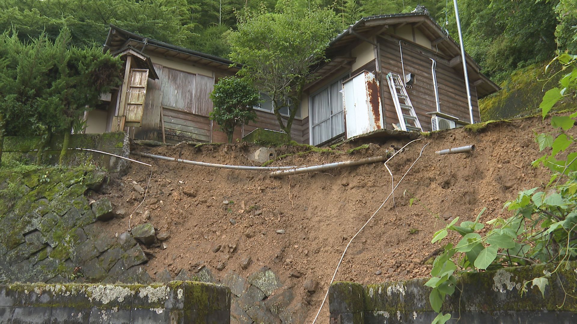 大雨警報の中…住宅地の斜面崩れる・宇和島市 けが人なし 1時間46.5ミリ