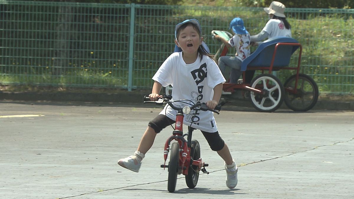 誰でも乗ることができる！ユニークな「おもしろ自転車」砥部町に贈呈 