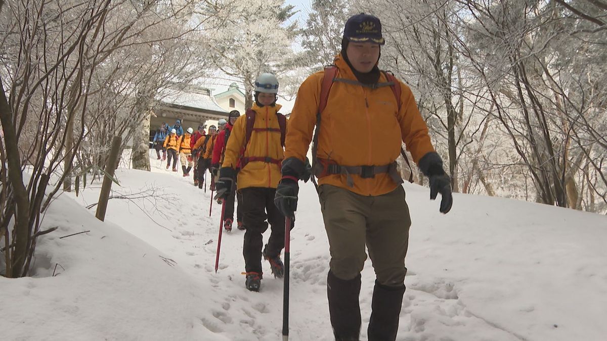 冬山での山岳遭難に備え 石鎚山で警察と消防が合同訓練