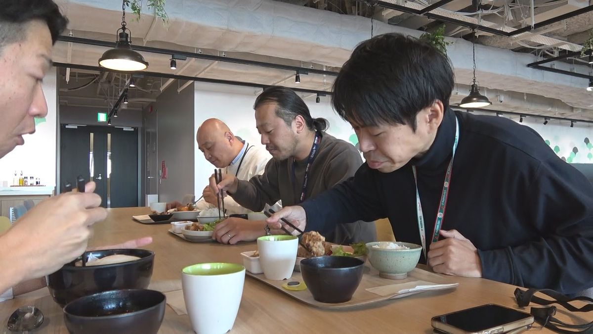 東京企業の社員食堂で「おんまく今治フェア」今治タオルやソウルフードを紹介