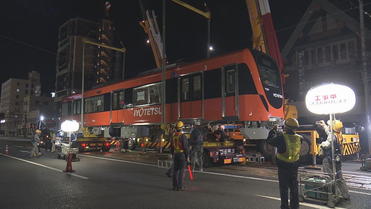 来年2月デビュー！伊予鉄・郊外電車の新型車両「7000系」松山に到着