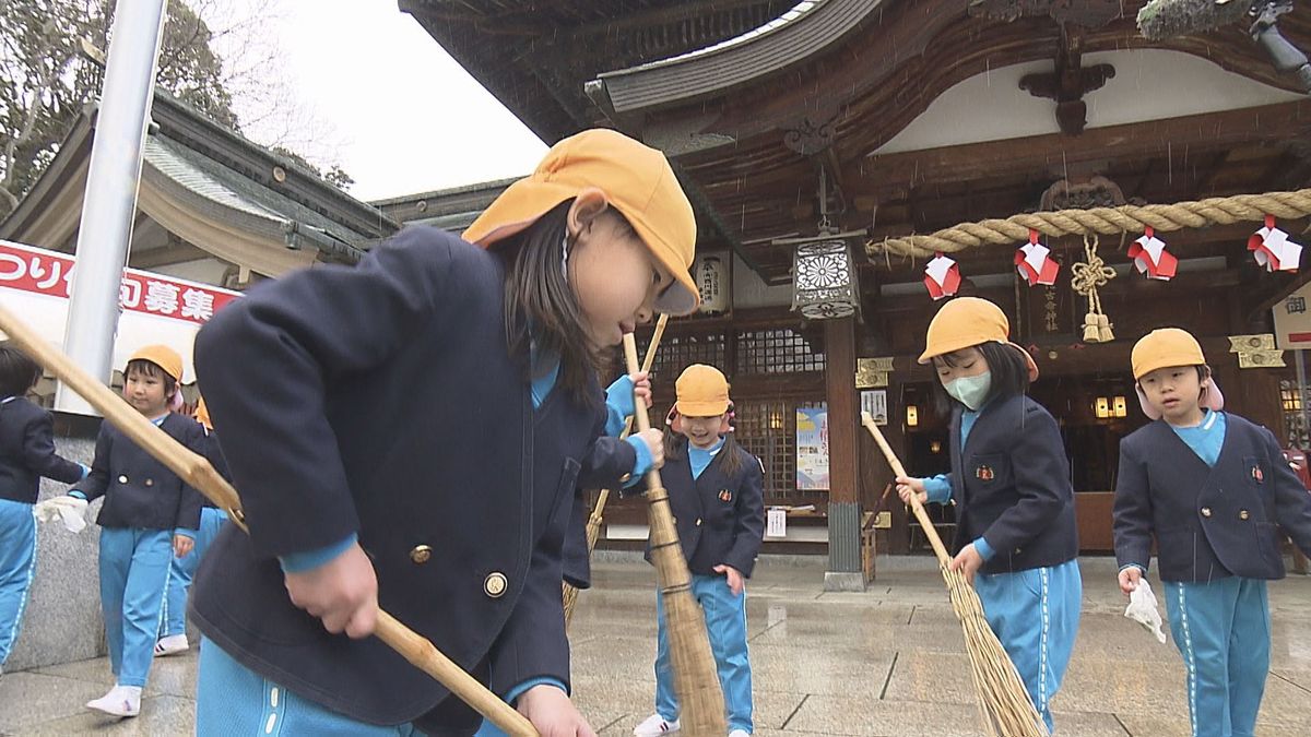 2月4日開幕「椿まつり」を前に 地元園児たちが神社境内を清掃