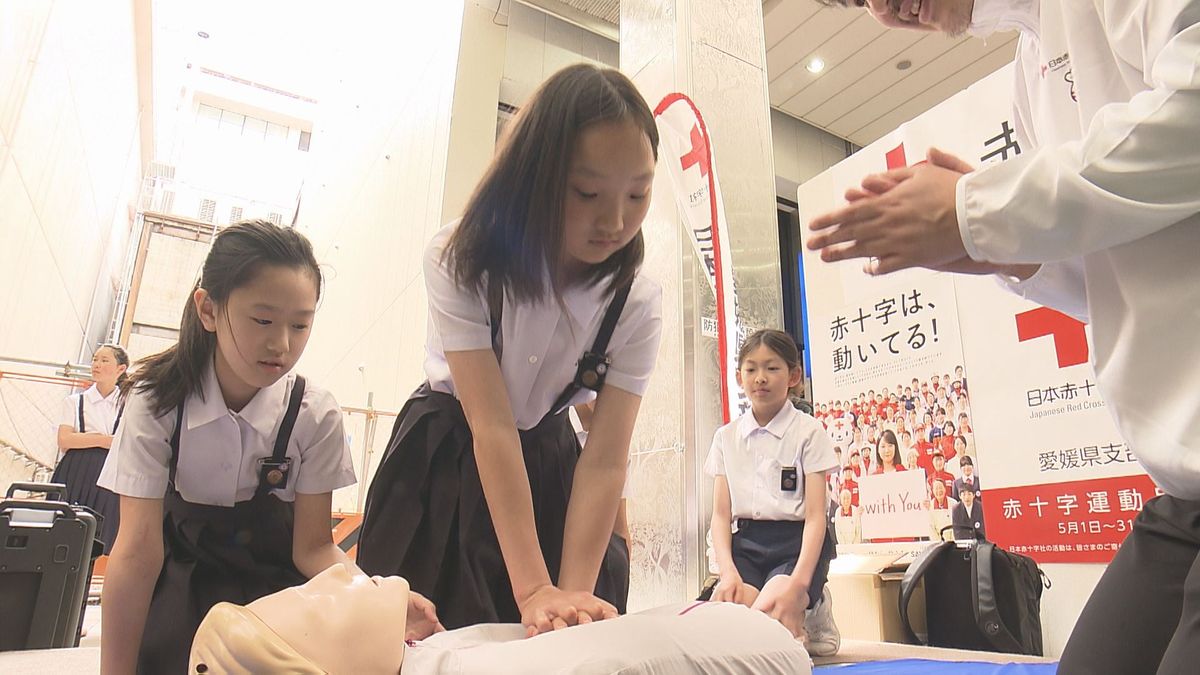 赤十字の活動に理解を 一次救命処置も学ぶ 大街道で「赤十字フェスタ」