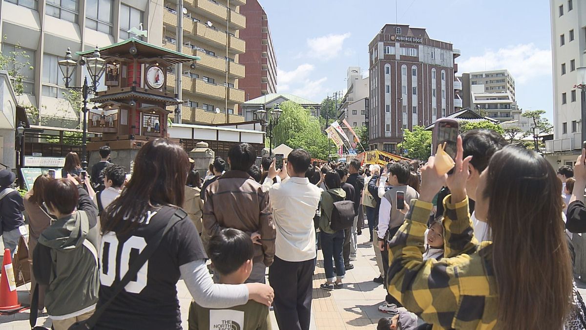 道後温泉本館には入浴待ちの行列が 晴天のGW後半4連休2日目 観光地にぎわう