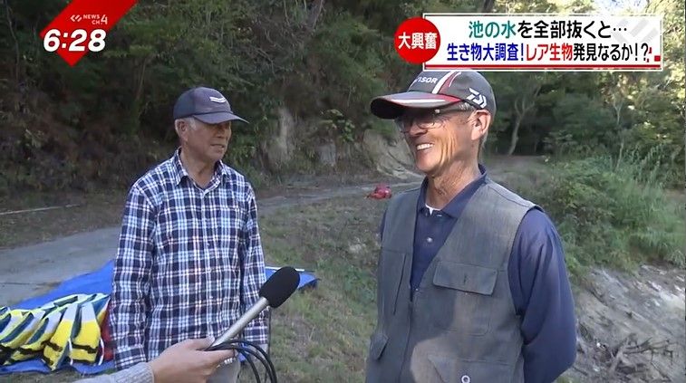 三島谷池の管理者 坂本忠三さん（左）高松周二さん（右）
