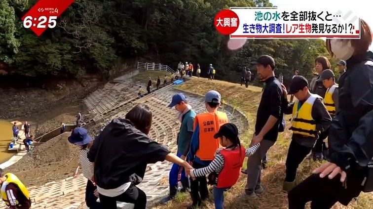 池に降りていく参加者たち