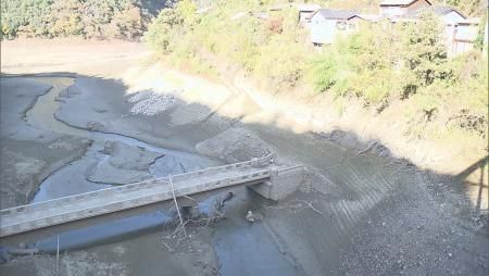 ダムに水没したはずの橋が姿を現す！渇水が深刻…アユも産卵場所まで川を下れない！？