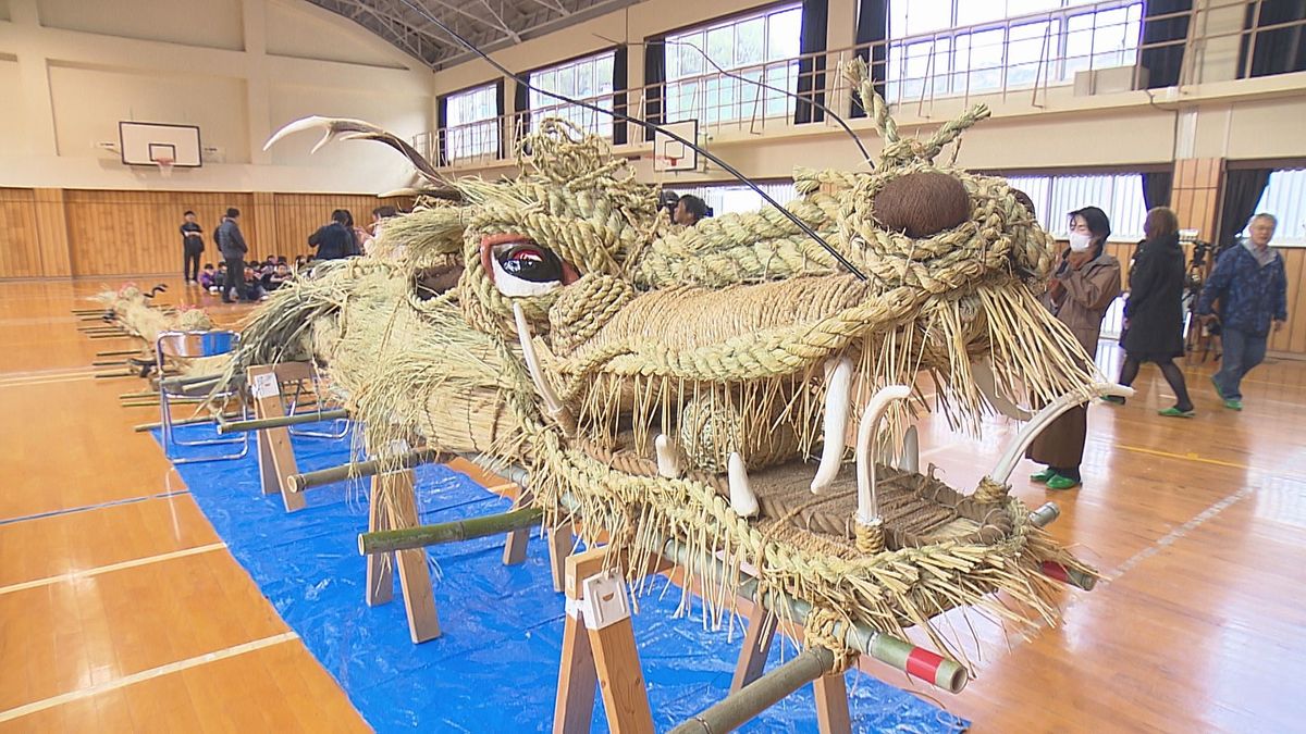 東温市で子どもたちがしめ縄作り 全長18mの巨大“龍”が完成