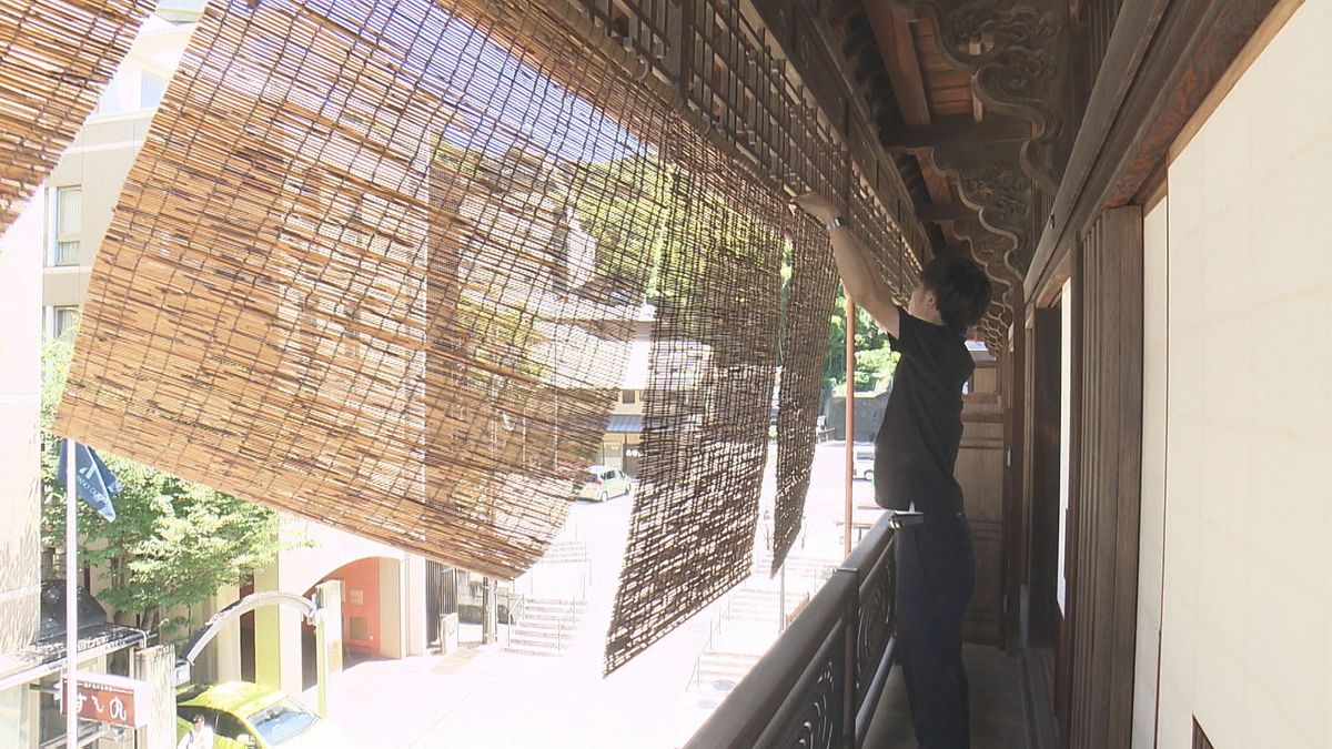 夏の風物詩が復活!道後温泉本館の「すだれかけ」 涼やかな姿に