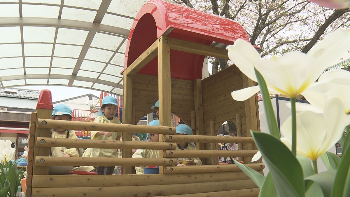 園児の健やかな成長に 愛媛県自動車整備振興会が幼稚園に遊具を贈呈