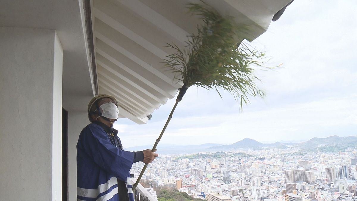 松山城で年末恒例の大掃除 今年の来場者はコロナ前の9割にまで回復【愛媛】
