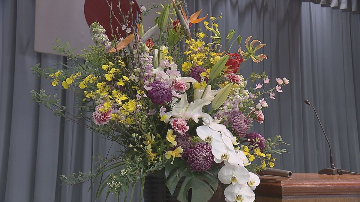 あす愛媛県内ほとんどの高校で卒業式 花屋も大忙し！流行取り入れ門出を祝福