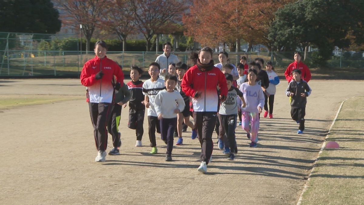 ”走る楽しさ”小学生が現役選手から学ぶ　「愛媛銀行女子陸上部ランニング教室」