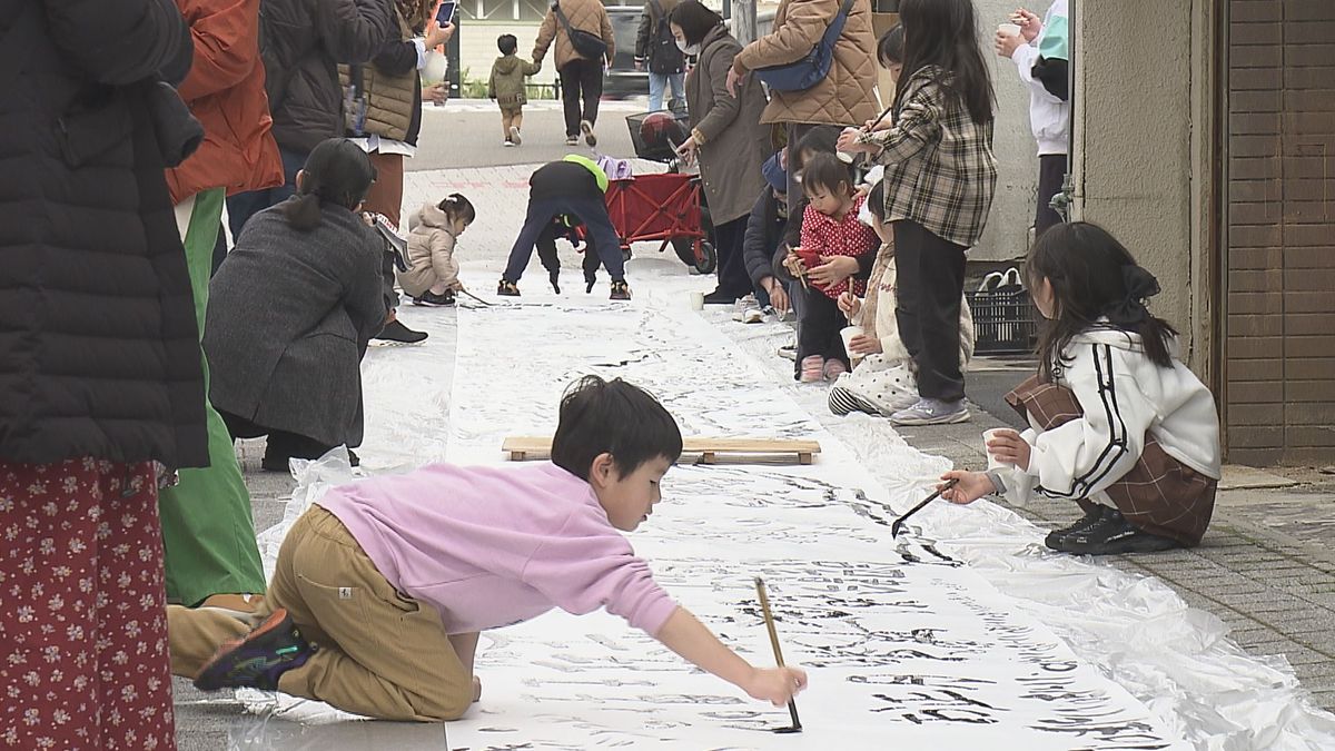 長さ４０m！　「ヘビ」イメージさせる“紙”に新年の抱負や願い込める　三津浜商店街「長～い書き初め大会」