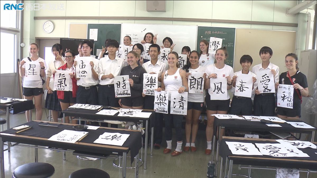 女子ホッケーカナダ代表の選手　書道を学ぶ　先生は岡山市の高校生