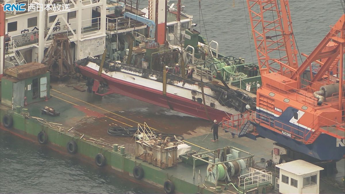 高松市男木島沖で火災・沈没の観光船　引き揚げ
