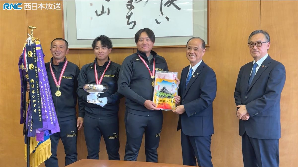 ソフトボール「天皇盃」全日本総合選手権優勝　平林金属男子チームが岡山市長に報告