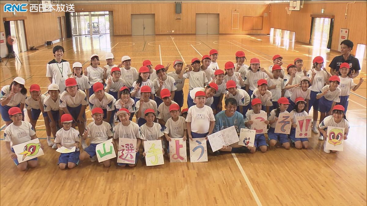 西日本豪雨で被災の小学校に　今年もファジアーノ岡山の選手が訪問