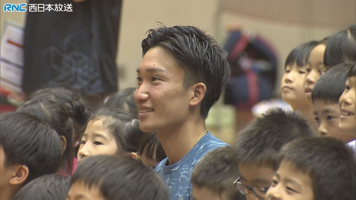 桃田賢斗選手「バドミントンの楽しさを知って！」高松市で小学生と交流