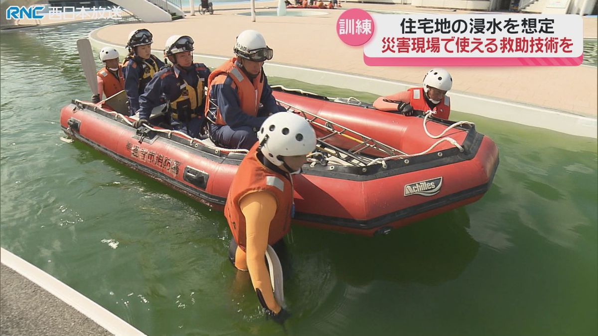 救助訓練　プールを浸水した住宅地に見立て　善通寺市