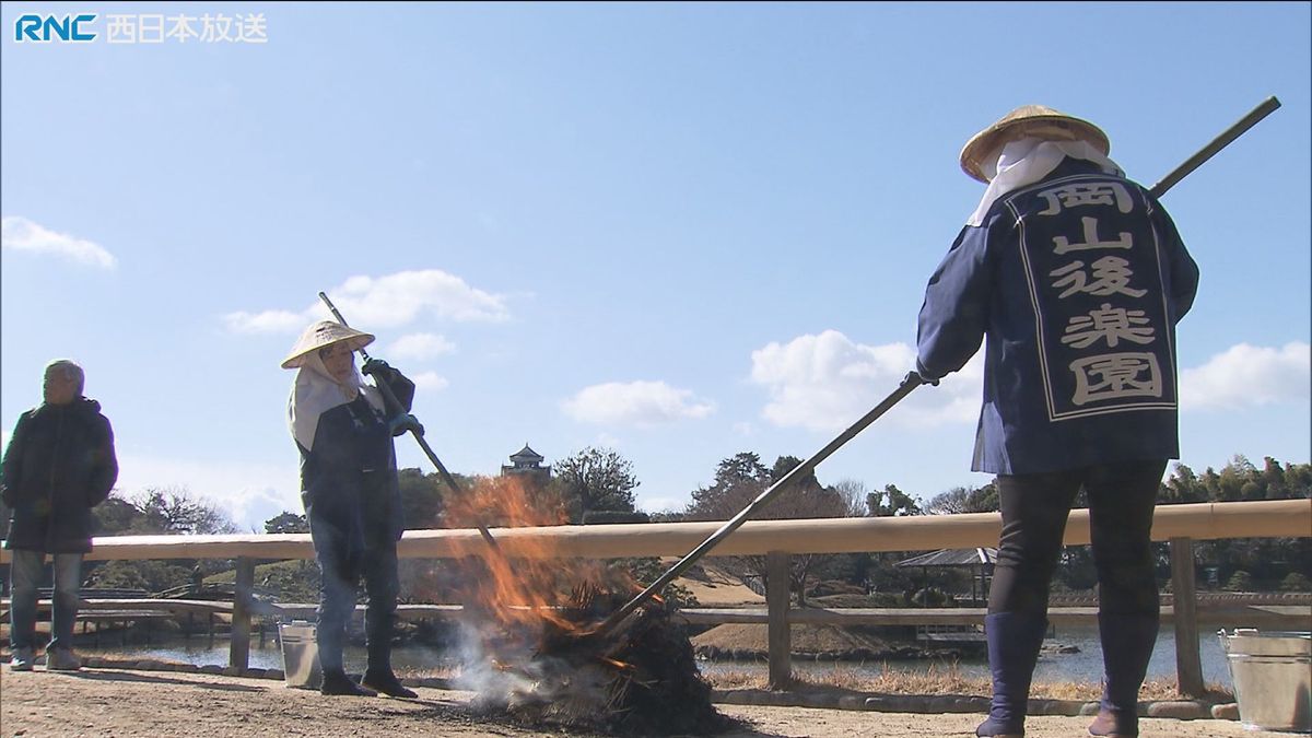 岡山後楽園　春の訪れ告げる「松のこも焼き」