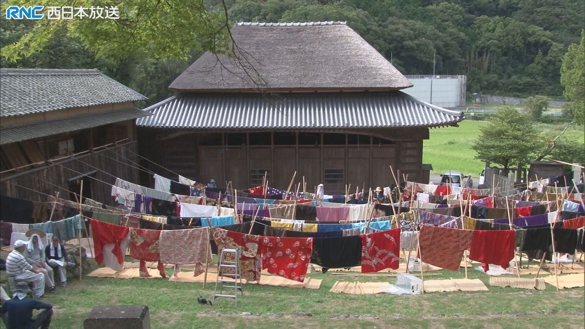 農村歌舞伎　衣装の虫干し　土庄町「肥土山の舞台」